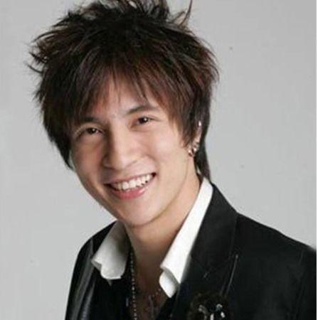 薛之谦整容前后照片,容貌巨变，揭秘明星整形之路