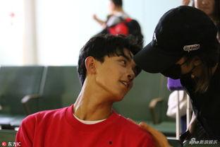 吴磊红毛衣照片,青春活力尽显